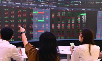 Thị trường chứng khoán nóng dần, rủi ro ngắn hạn gia tăng