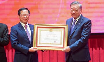 Ngành Ngoại giao đón nhận Huân chương Lao động hạng Nhất