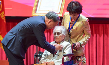 Bà Nguyễn Thị Bình được trao tặng danh hiệu Anh hùng Lao động