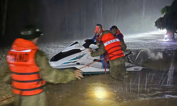 Thanh Hóa: Giây phút nghẹt thở giải cứu 3 người trong căn nhà ngập sâu