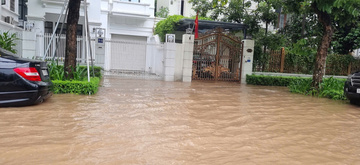 Hà Nội: Biệt thự triệu USD hóa 'lâu đài thủy tạ' sau... mưa bão