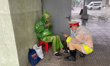 Cụ ông 84 tuổi đi lạc được Cảnh sát giao thông Hà Nội hỗ trợ về nhà 