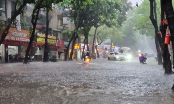 Hà Nội mưa lớn, nhiều tuyến phố ngập sâu