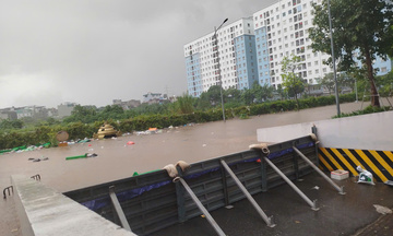 Nước ngập tê liệt giao thông, chung cư làm kè cao hàng mét chống đỡ