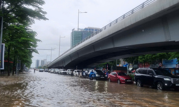 Hà Nội: Nhiều tuyến phố ngập sâu, giao thông tê liệt