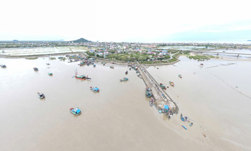 Hà Tĩnh: Ngư dân đỏ mắt nhìn tàu thuyền bị sóng đánh chìm