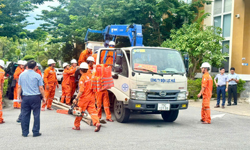 Hơn 200 công nhân, kỹ sư EVNCPC lên đường hỗ trợ EVNNPC sau bão số 5