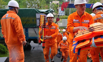 Đội xung kích Điện lực Lào Cai hỗ trợ Nghệ An sau bão số 5