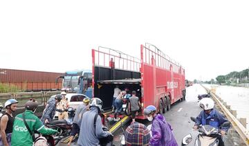 Thanh Hóa: Quốc lộ 1A nhiều đoạn ngập sâu, xe máy 'quá giang' xe tải để vượt qua