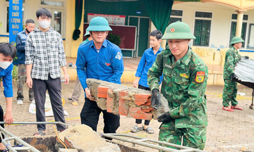 Hà Tĩnh: Dọn dẹp các trường sau bão, sớm cho học sinh trở lại lớp