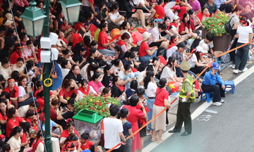 Ngã tư Tràng Tiền rộn ràng khí thế chờ giờ sơ duyệt A80