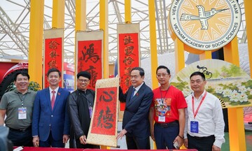 Chủ tịch Trần Thanh Mẫn thăm gian triển lãm Khoa học xã hội Việt Nam