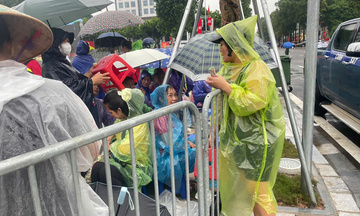 Ghế nhựa được bán với giá 50.000 đồng bên lề sơ duyệt diễu binh