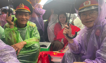 Người dân ‘đội mưa’ chờ xem sơ duyệt diễu binh, áo mưa ‘lên ngôi’