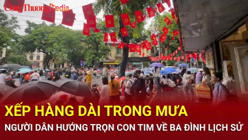 Xếp hàng dài trong mưa, người dân hướng trọn con tim về Ba Đình