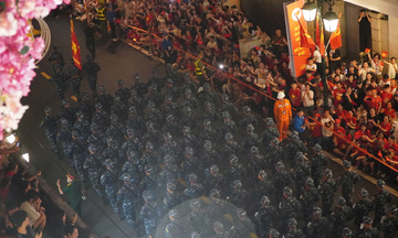 Người dân hò reo cuồng nhiệt đón đoàn diễu binh A80 buổi sơ duyệt