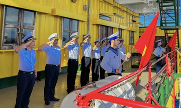 Cờ đỏ sao vàng: Biểu tượng bất diệt trên những con sóng