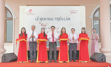 Triển lãm “Huế theo dòng lịch sử qua tài liệu lưu trữ”