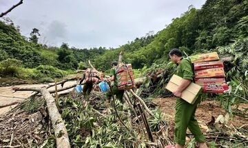 Công an Thanh Hóa băng rừng, vượt núi tiếp tế nhu yếu phẩm cho người dân