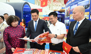 Hoạt động của Bộ trưởng Nguyễn Hồng Diên tại Triển lãm thành tựu đất nước