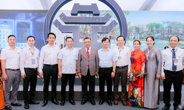 Chủ tịch Hà Nội tham quan Không gian Truyền thống và Sáng tạo