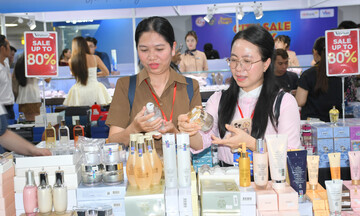 Người dân TP. Hồ Chí Minh 'săn' hàng hiệu giảm 80% tại City Sale