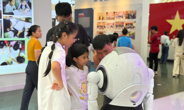 Người dân thích thú trò chuyện với robot khoác khăn thổ cẩm