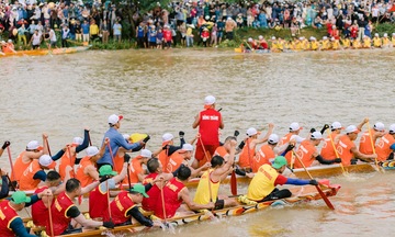 Sôi nổi lễ hội bơi thuyền trên quê hương Đại tướng Võ Nguyên Giáp