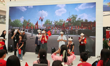 Gen Z “xuyên không” lịch sử qua VR tại triển lãm thành tựu đất nước