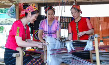 'Thắp sáng' năng lực kinh tế cho phụ nữ và đồng bào dân tộc thiểu số