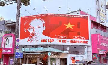 Đường phố TP. Hồ Chí Minh rực rỡ cờ hoa mừng Tết Độc lập 2/9