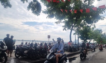 Hà Nội: Nhiều điểm trông giữ xe trái phép ven hồ Tây, thu 50.000 đồng/xe máy