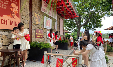 Phú Thọ: Người dân nô nức mua sắm, check-in dịp nghỉ lễ 2/9