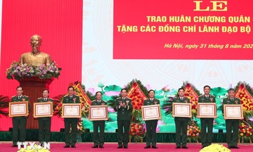 Trao Huân chương Quân công tặng các đồng chí lãnh đạo Bộ Quốc phòng