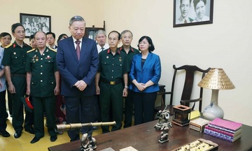 Tổng Bí thư dâng hương và thăm nơi Chủ tịch Hồ Chí Minh soạn Tuyên ngôn Độc lập