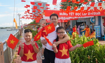 Người dân Đà Nẵng nô nức check-in với cờ Tổ quốc mừng Tết Độc lập