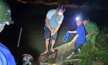 Hà Tĩnh: Công an xã cùng người dân đội mưa cứu kênh vỡ trong đêm
