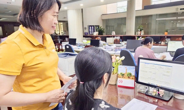 Cần Thơ: Người dân háo hức nhận quà mừng Tết Độc lập