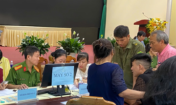 Người dân Ninh Bình phấn khởi nhận quà Tết Độc lập