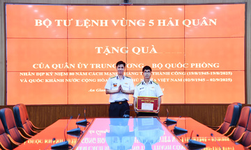 Trao quà động viên quân nhân Vùng 5 Hải quân dịp Quốc khánh 2/9