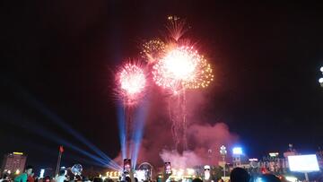 Thanh Hoá: Hàng vạn người chen chân xem pháo hoa tại Quảng trường Lam Sơn
