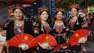 Chùm ảnh: Sắc màu dân tộc hòa cùng biển người thức trắng đêm xem diễu binh, diễu hành A80