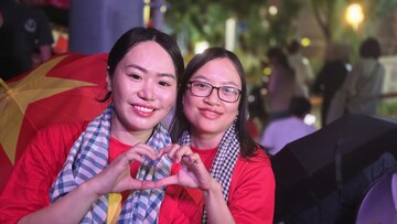 Người dân trắng đêm chờ xem diễu binh, lan tỏa niềm vui nhận quà Tết Độc lập