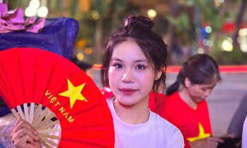 Thức trắng đêm, các cô gái make up ngay trên vỉa hè chờ xem diễu binh