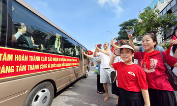 Người dân lưu luyến chia tay các khối diễu binh, diễu hành