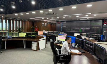 Những người ‘gác’ hệ thống điện quốc gia trong ngày hội non sông