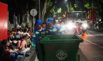 Một đêm không ngủ của công nhân môi trường Hà Nội