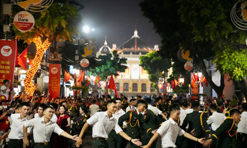 Cả dân tộc cùng nhau 'nối vòng tay lớn'