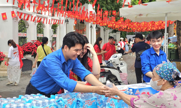 Những món quà nhỏ thắp sáng niềm tin, tự hào dân tộc