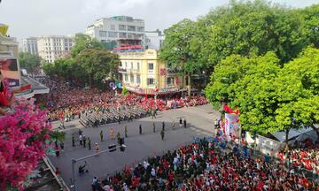 Các khối diễu binh, diễu hành bước đi trong niềm tự hào của nhân dân